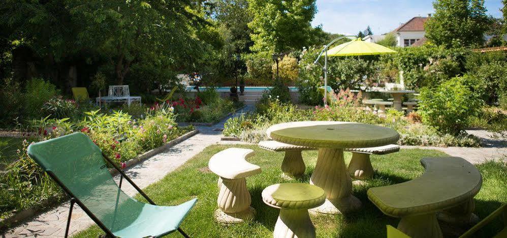 Aux Charmes De Bed & Breakfast